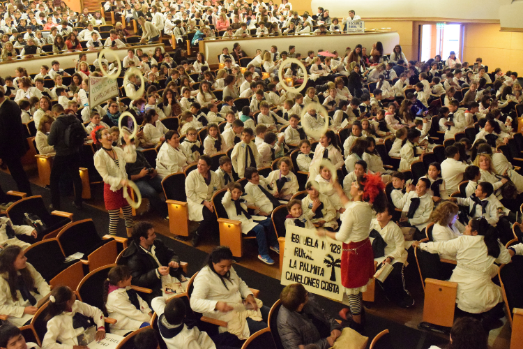 Niños en el Auditorio del Sodre Niños escolares mirando animadores hacer malabares