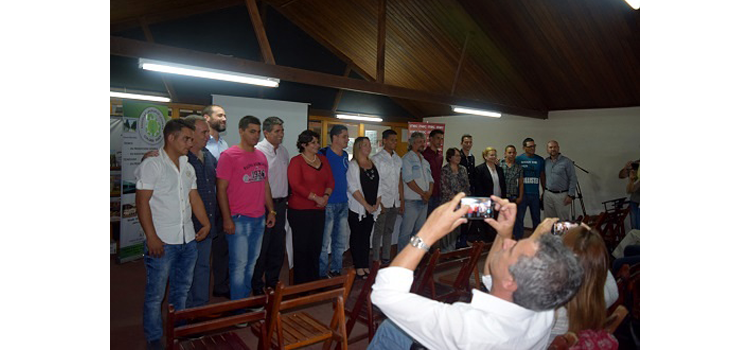 Estudiantes cubanos Grupo de personas siendo fotografiados