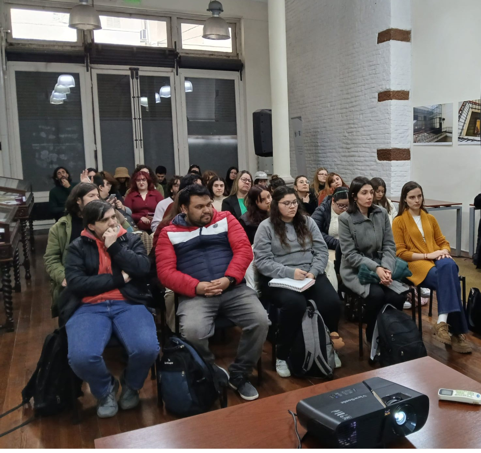 Estudiantes de Archivología en el salon de actos del AGN