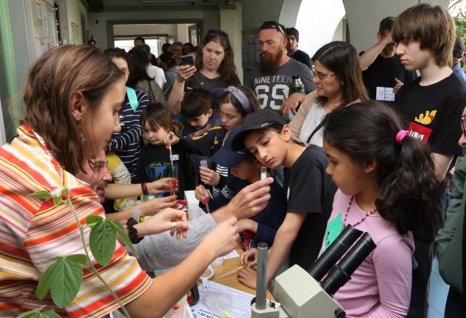 Uno de los stands del IIBCE Abierto enseña a extraer el ADN de las frutas.