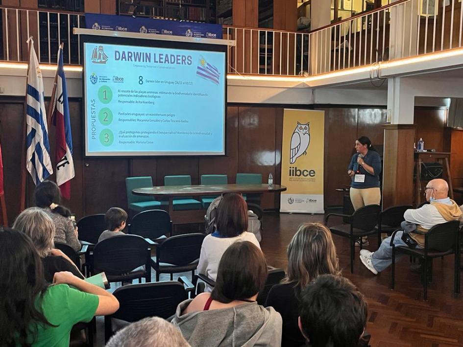 La aracnóloga Nadia Kacevas cuenta sus experiencias en el proyecto Darwin200 La aracnóloga Nadia Kacevas cuenta sus experiencias en el proyecto Darwin200