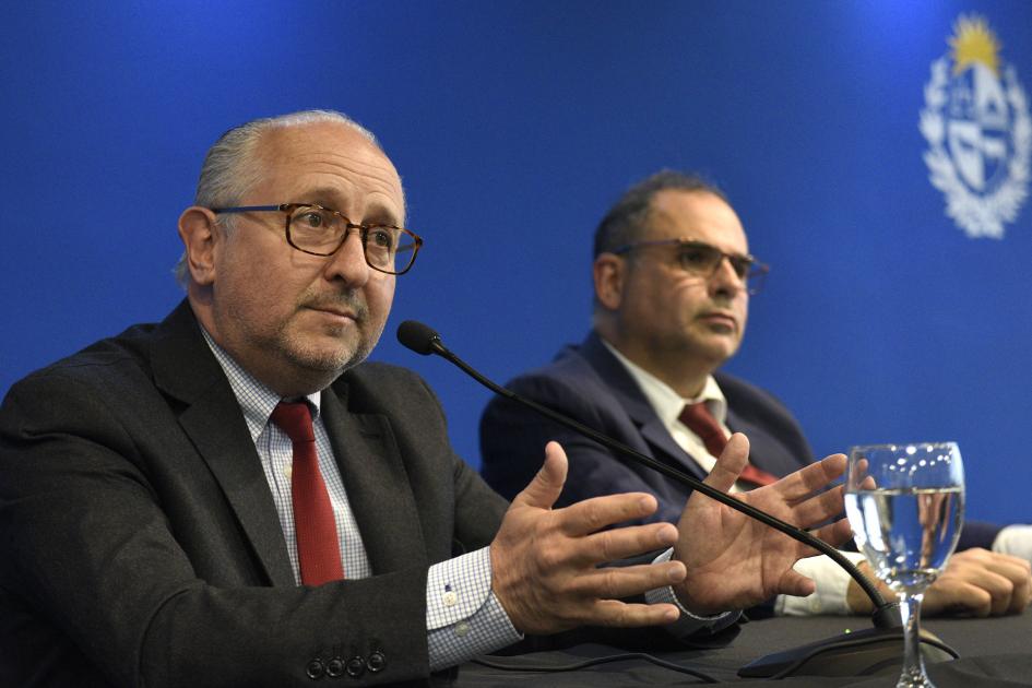 Ministro Da Silveira habla en público