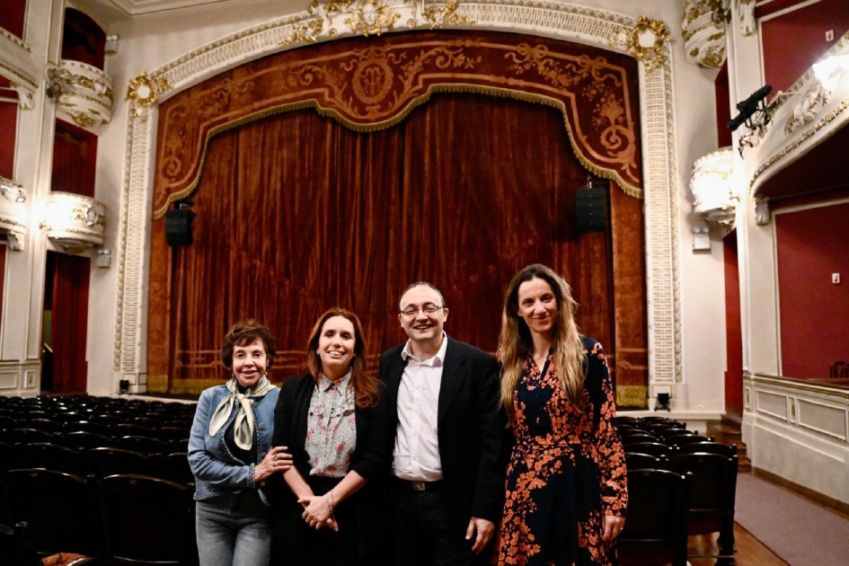 Autoridades en el Teatro Macció.
