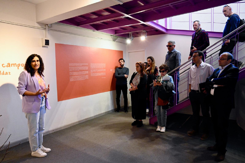Persona dando una charla en una exposición.