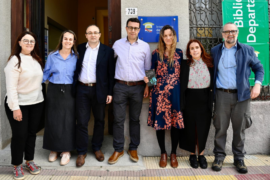Personas posan para foto.