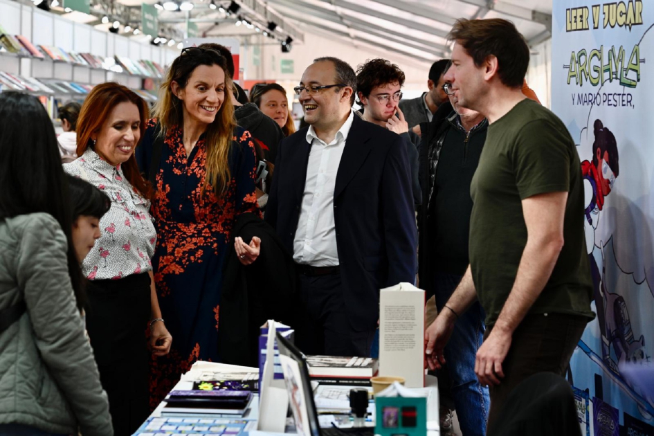 Autoridades recorriendo stands.