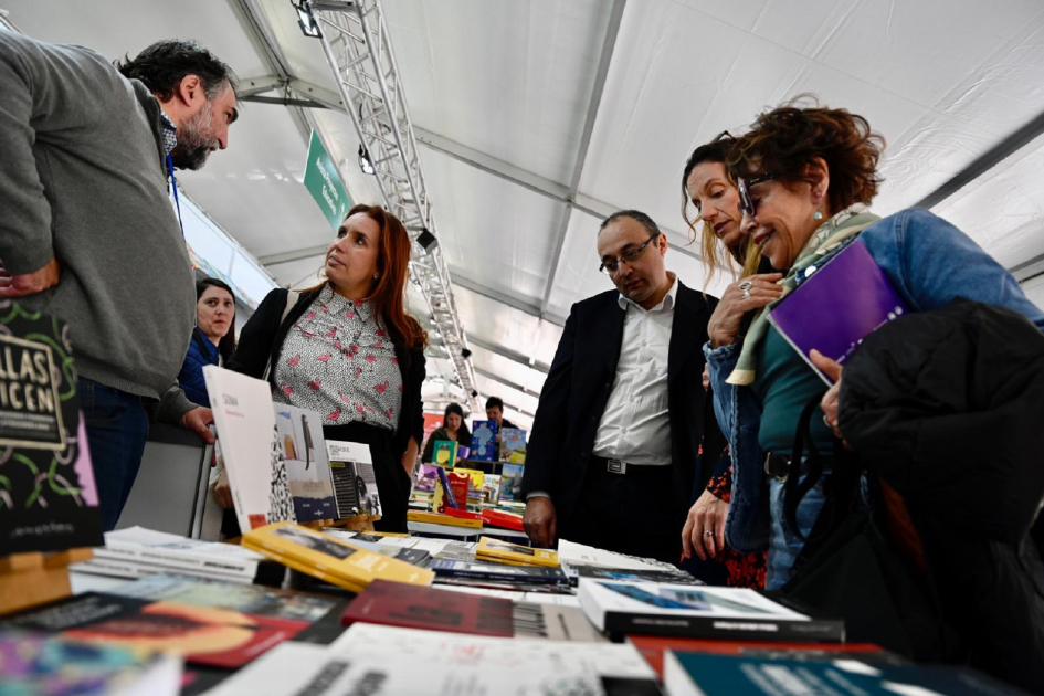 Autoridades en stand de la feria.