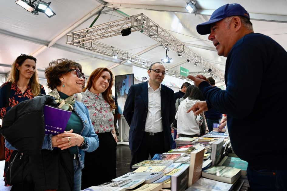 Autoridades recorren los stands.