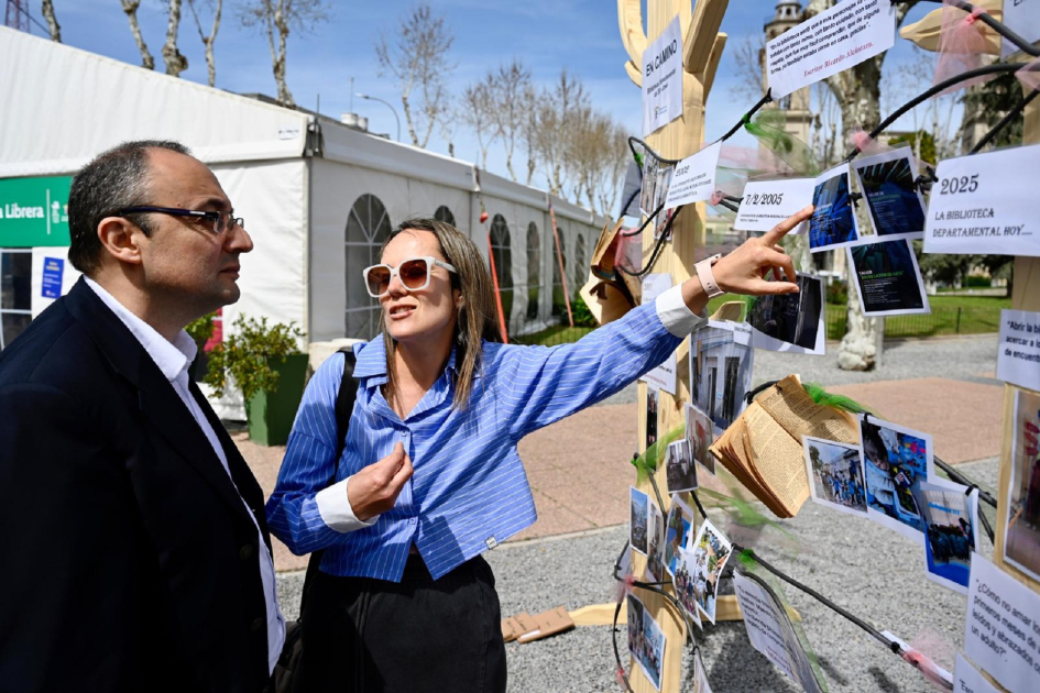 Director general de secretaría escucha una charla en la plaza.