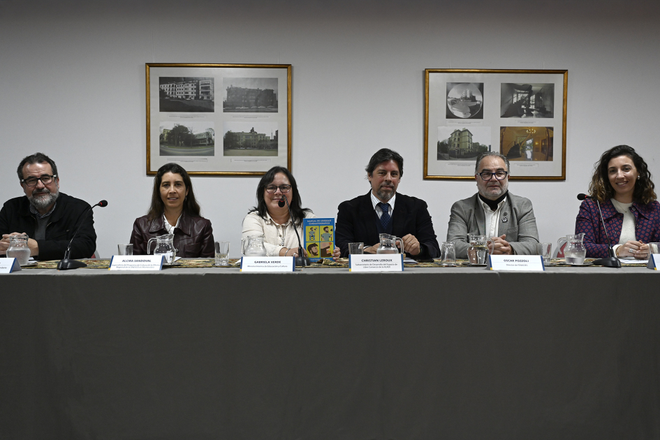 Personas en mesa hablan al público.