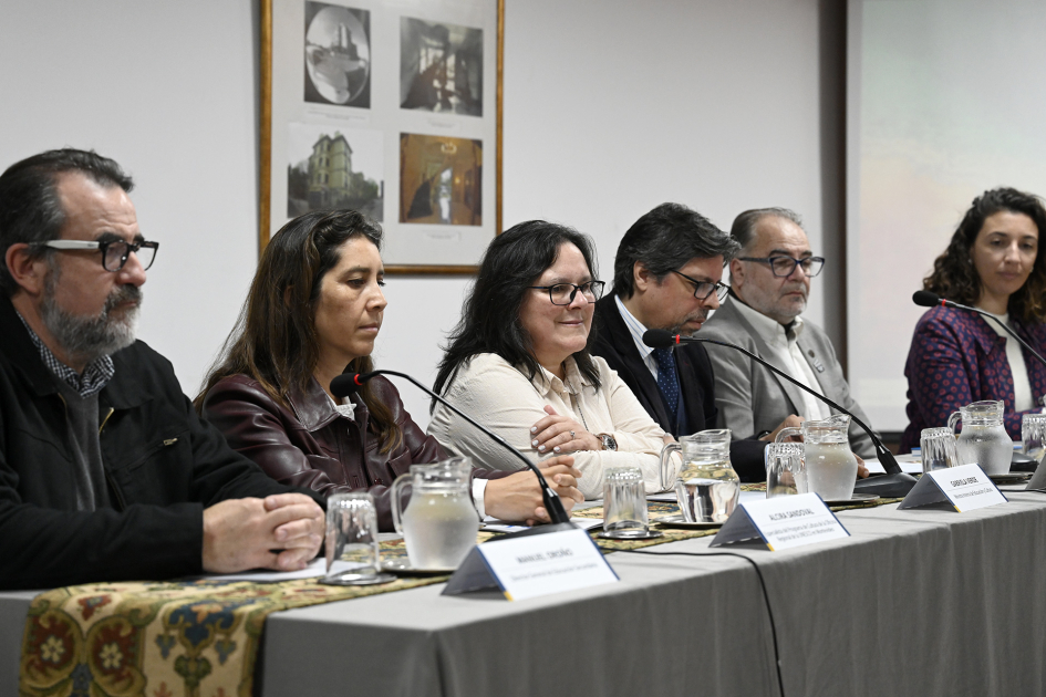 Personas en mesa durante conferencia