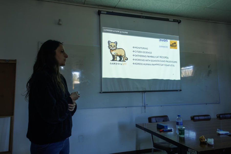 Nadia Bou durante su exposición en el taller