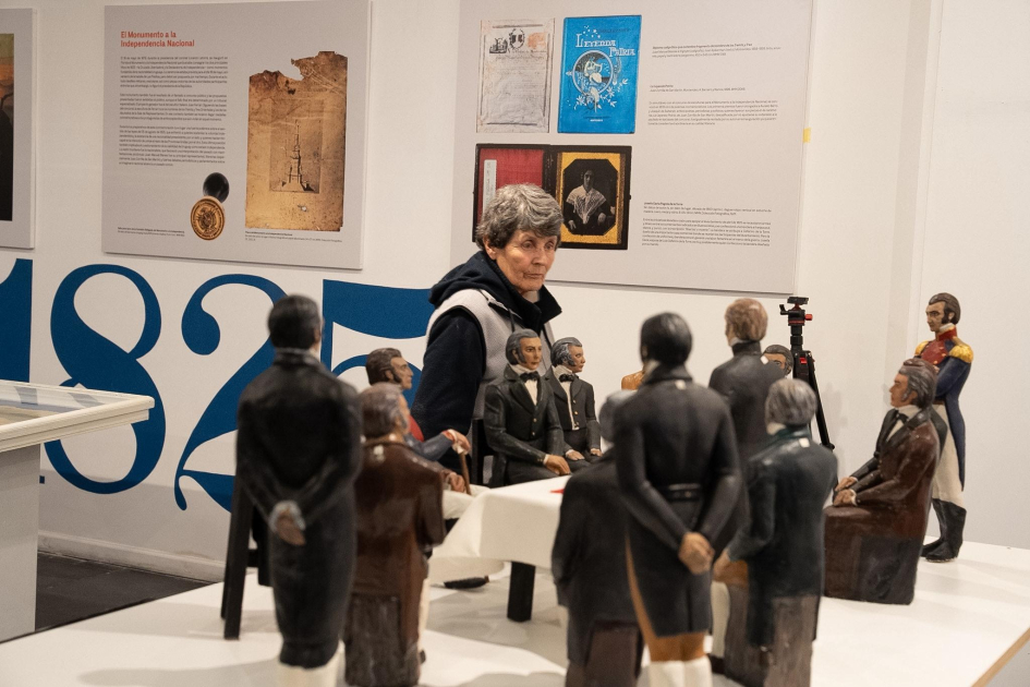 Mujer mirando una exposición