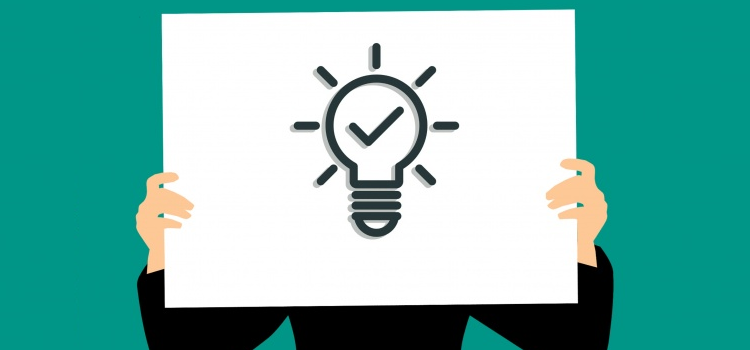 Fondo Germinador de Ideas Persona sosteniendo un cartel que tiene un foco