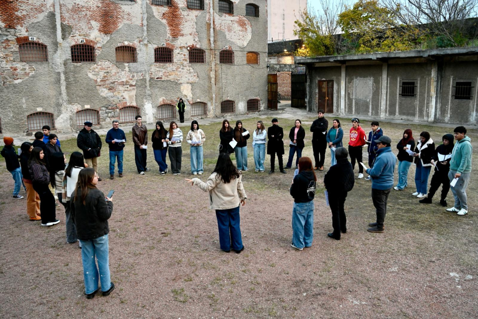 Liceales en recorrida por el Espacio de Arte Contemporáneo