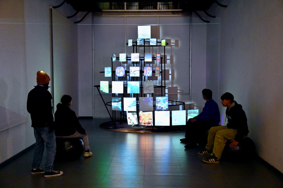 Estudiantes mirando una exposición