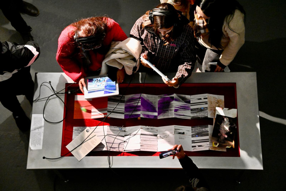 Estudiantes frente a una exposición