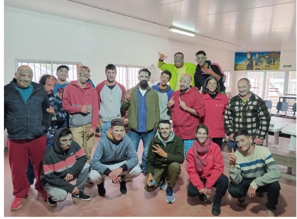 De la reja al spa Personas posando para una foto