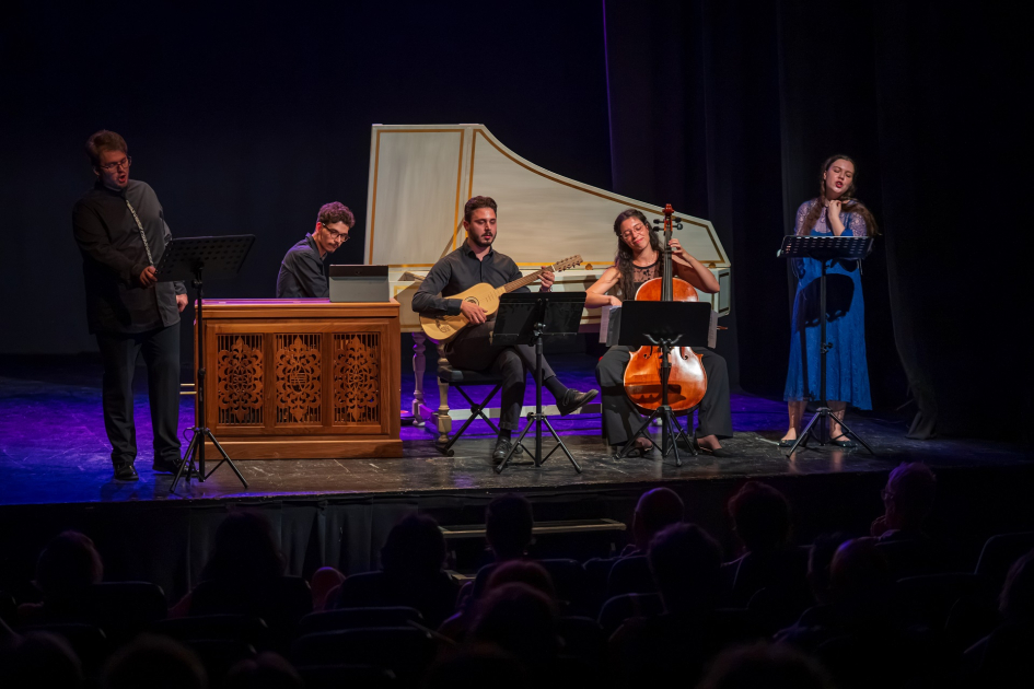 Músicos actuando sobre un escenario