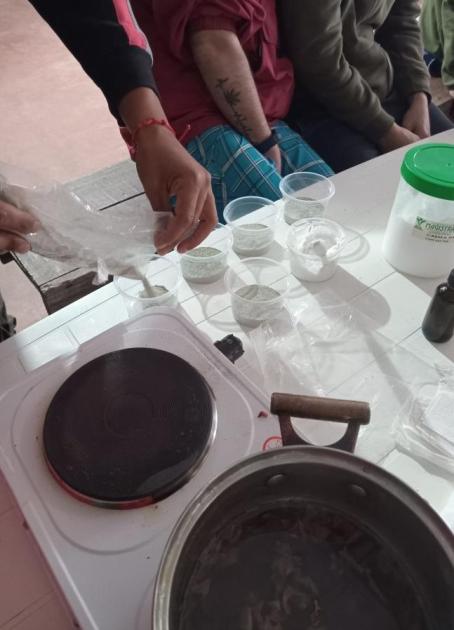 De la reja al spa Personas participando de un taller