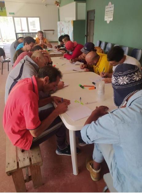 De la reja al spa Personas participando de un taller