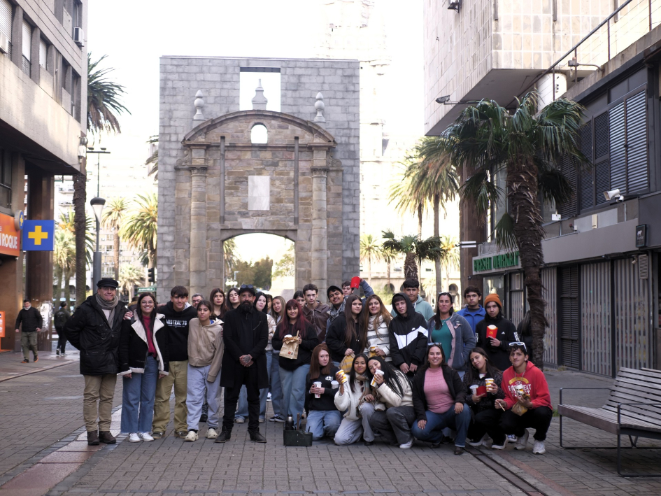 Liceales posan para foto con la Puerta de la Ciudadela detrás