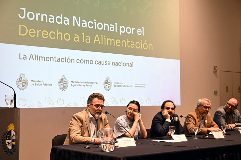 Autoridades en mesa