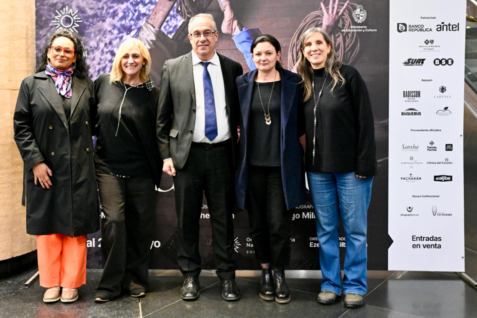 Autoridades posan para foto