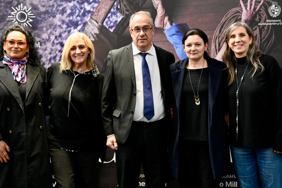 Autoridades posan para foto