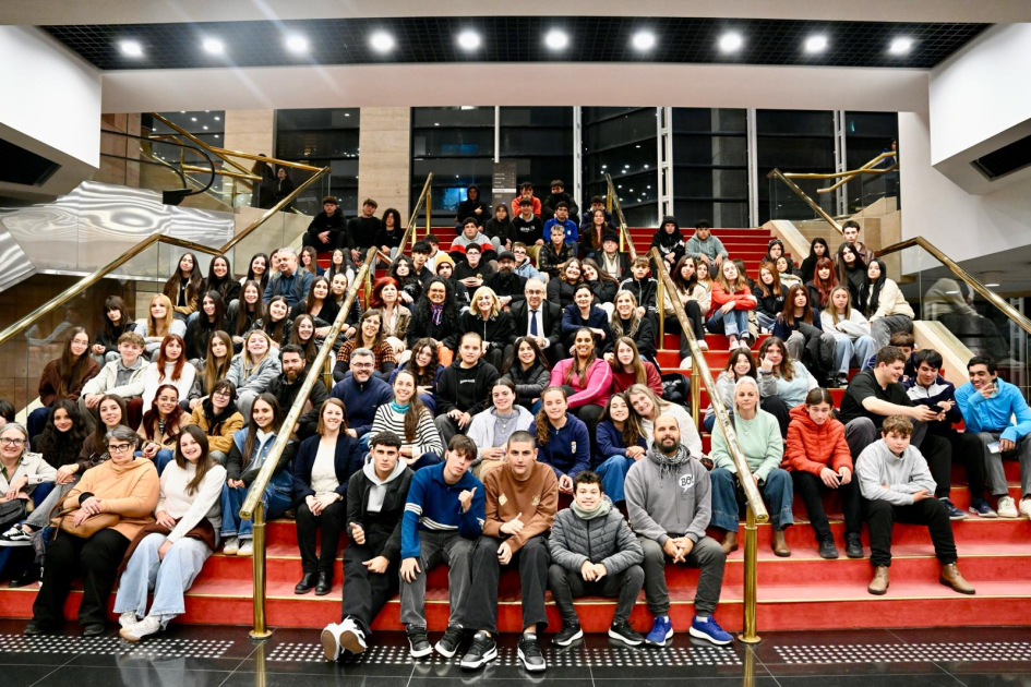 Liceales posan para foto en escalinata del Auditorio Nacional del Sodre