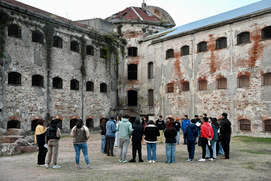 Liceales en visita al Espacio de Arte Contemporáneo