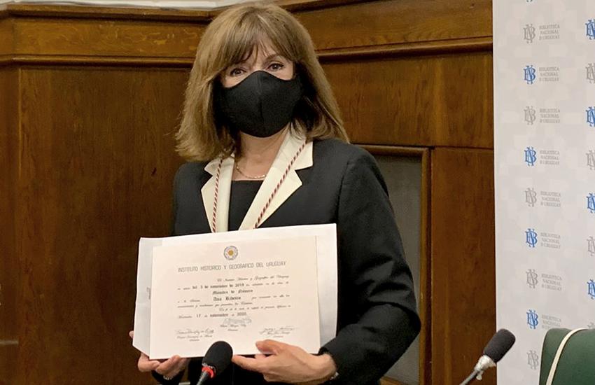 Subsecretaria Ana Ribeiro con el diploma de nueva integrante del "Sillón Académico XVI Dámaso Antonio Larrañaga"