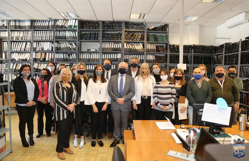 El ministro de Educación y Cultura, Pablo da Silveira junto al equipo de la Dirección de Registros del Departamento de Maldonado