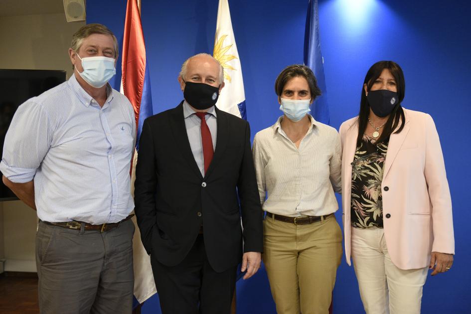 Foto social de los Intendentes junto al ministro y la directora de Registro Civil