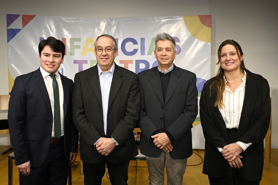 Personas posan para foto