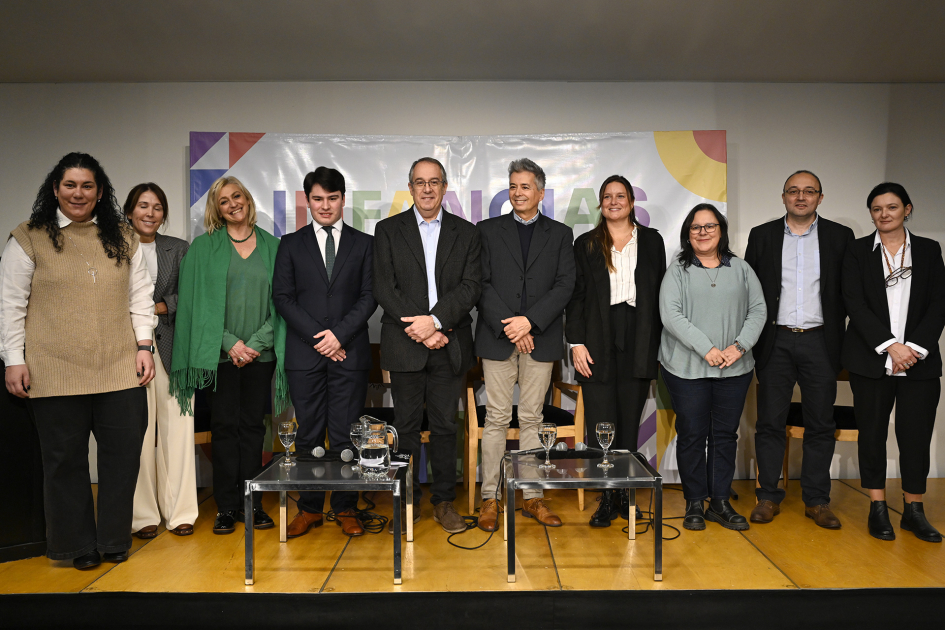 Personas en fila posan para foto