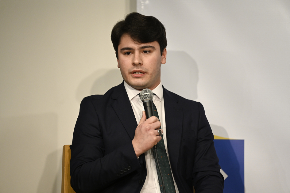Persona hablando al público