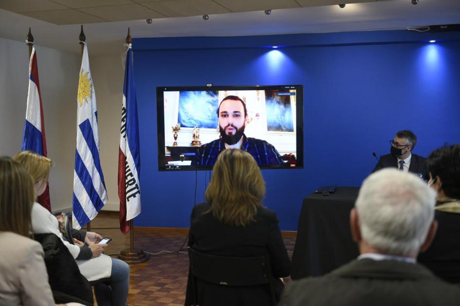 Persona hablando desde una pantalla