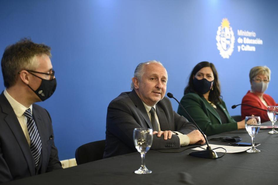 Autoridades en mesa en Sala de Actos del Ministerio de Educación y Cultura