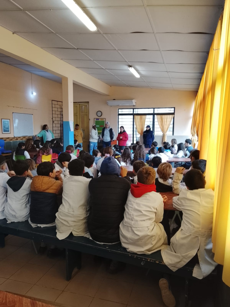 escolares en un salón