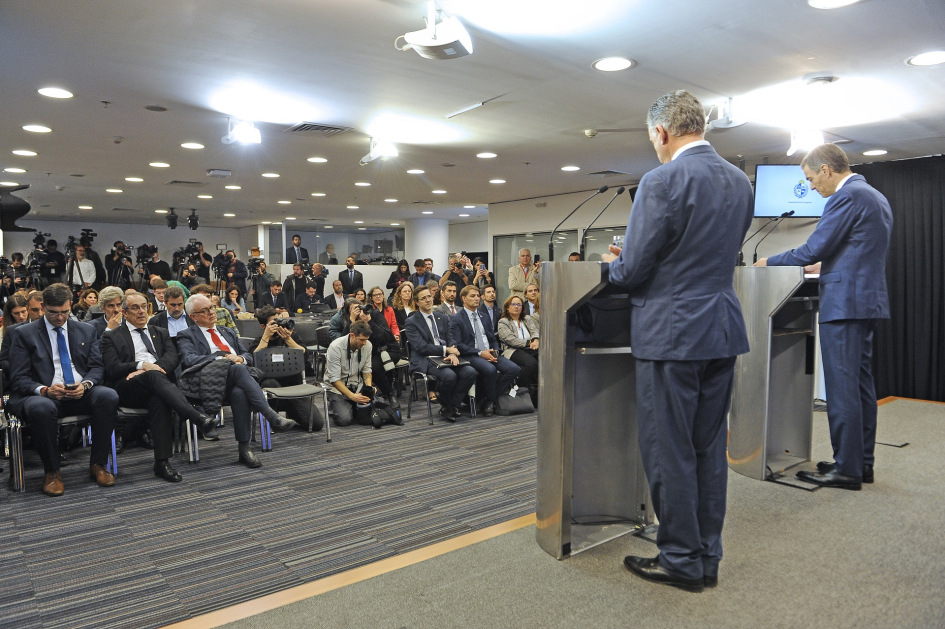 Conferencia de prensa de los presidentes de Uruguay y España. Personas hablando en público