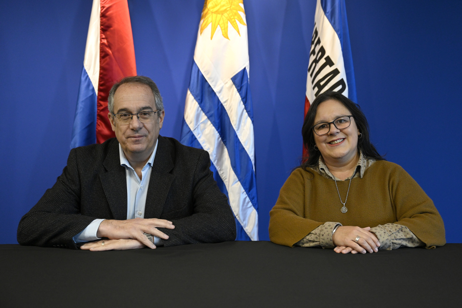 Ministro José Carlos Mahía junto a la subsecretaria Gabriela Verde. Ministro y subsecretaria posan para foto