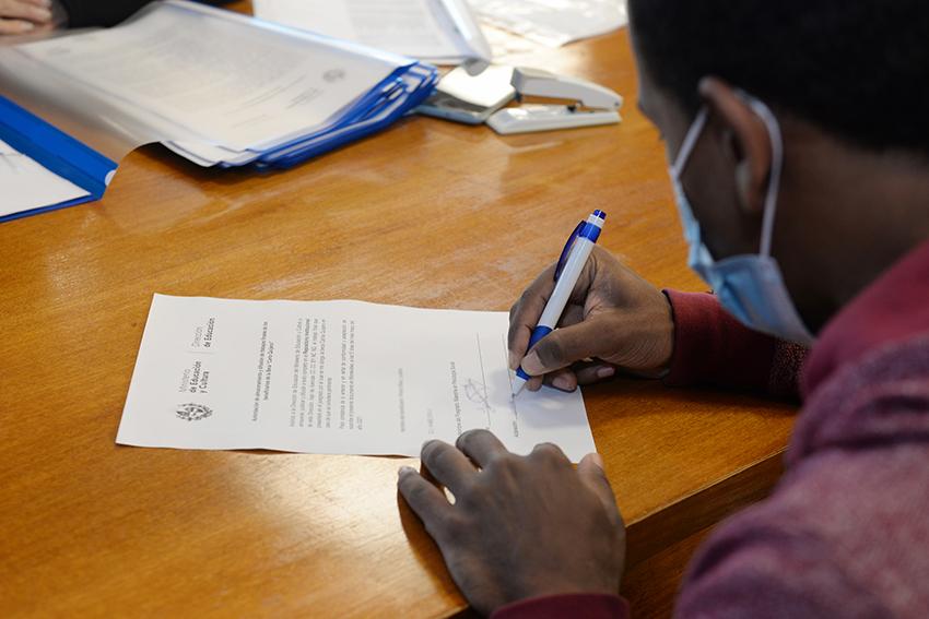 Hombre firmando contrato Hombre firmando contrato