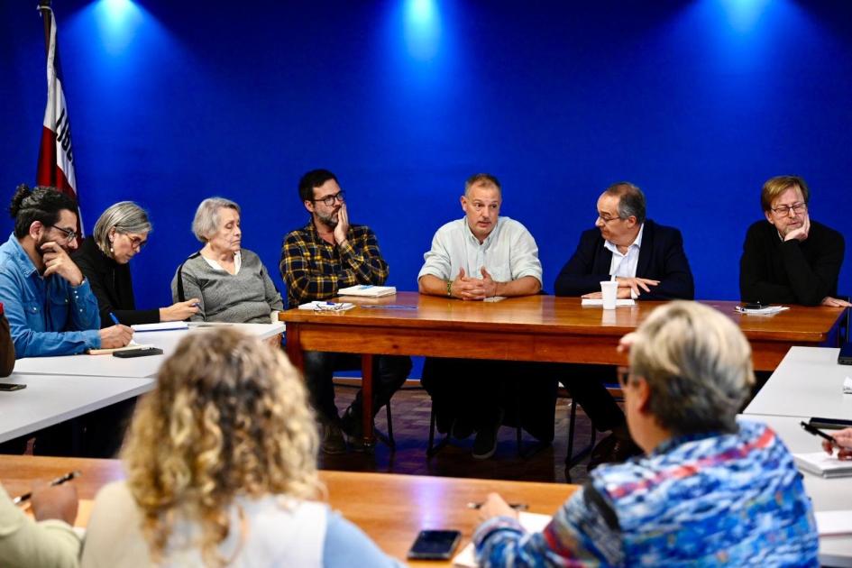 Autoridades del Ministerio junto a representantes de la Coordinadora de Sindicatos de la Enseñanza. Personas en reunión