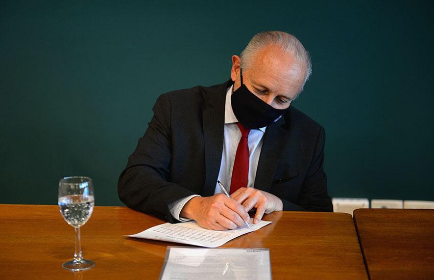 Ministro Pablo da Silveira firmando el convenio de cooperación ministro firmando documento