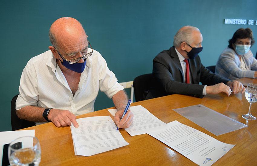 Rodolfo Silveira integrante del Consejo Directivo de Utec durante la firma del convenio Firma de documento