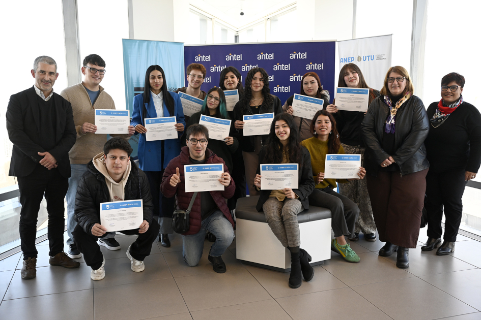 Estudiantes de UTU mostrando diplomas