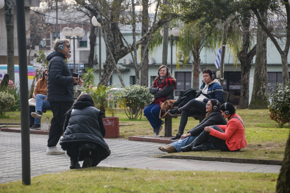 Ministro Mahía participó en Tacuarembó de la iniciativa Campus del Norte de Ceibal Personas participando de una actividad en una plaz