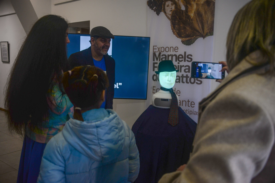 Ministro Mahía participó en Tacuarembó de la iniciativa Campus del Norte de Ceibal Personas interactuando con una máquina