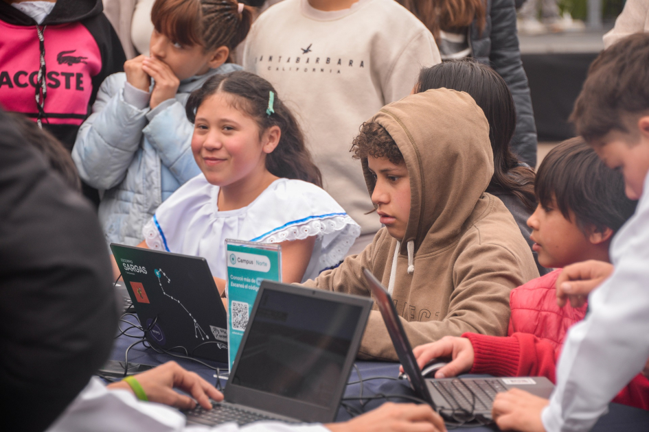 Ministro Mahía participó en Tacuarembó de la iniciativa Campus del Norte de Ceibal Escolares utilizando computadoras